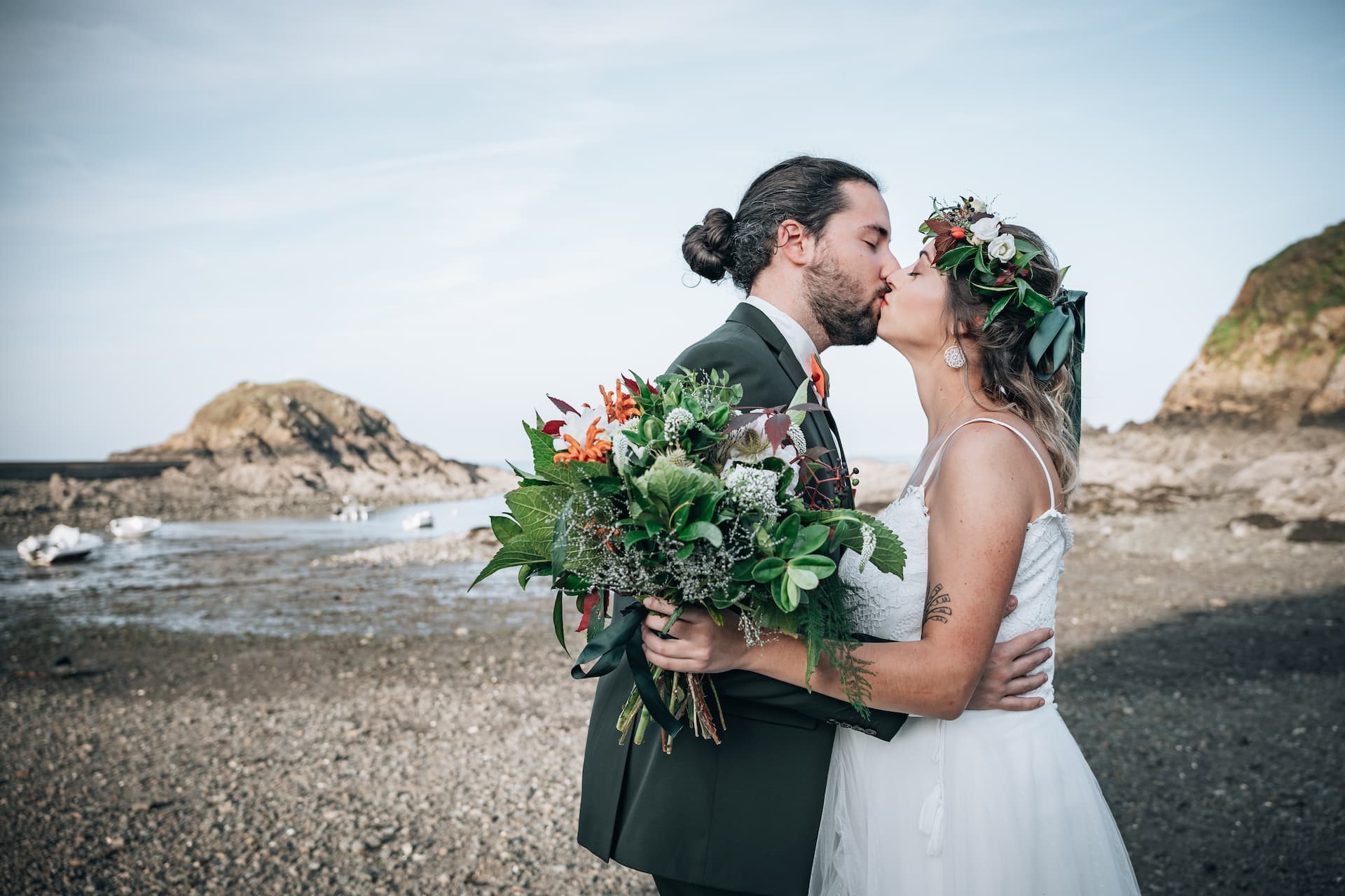mariés qui s'embrassent sur la plage
