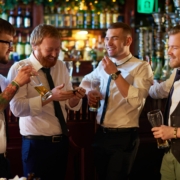 quatre hommes qui rient lors d'un enterrement de vie de garçons by glad events