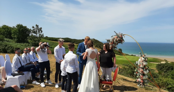 Echange des alliances lors d'une cérémonie laïque by Glad events à la plage