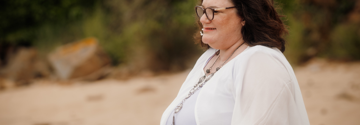 Gwladys Cren en cours de cérémonie de mariage laïque sur la plage en Côtes d'Armor - Bretagne par Glad events agence évènementielle et wedding planner