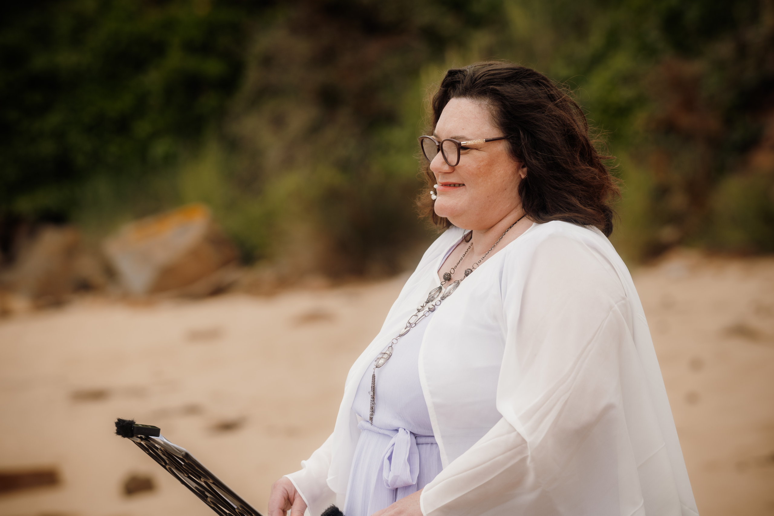 Gwladys Cren en cours de cérémonie de mariage laïque sur la plage en Côtes d'Armor - Bretagne par Glad events agence évènementielle et wedding planner