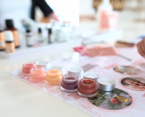 Atelier cosmétique bio par Glad events - petits pots colorés pour création d'un gloss