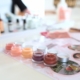 Atelier cosmétique bio par Glad events - petits pots colorés pour création d'un gloss