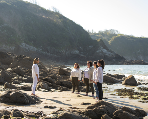 jeunes femmes en cours de séance de sophrologie à la plage
