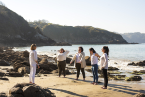 jeunes femme sur une plage en séance de sophrologie EVJF