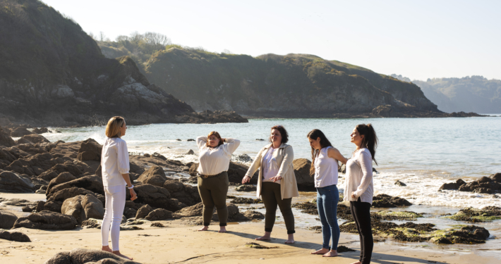 jeunes femme sur une plage en séance de sophrologie EVJF