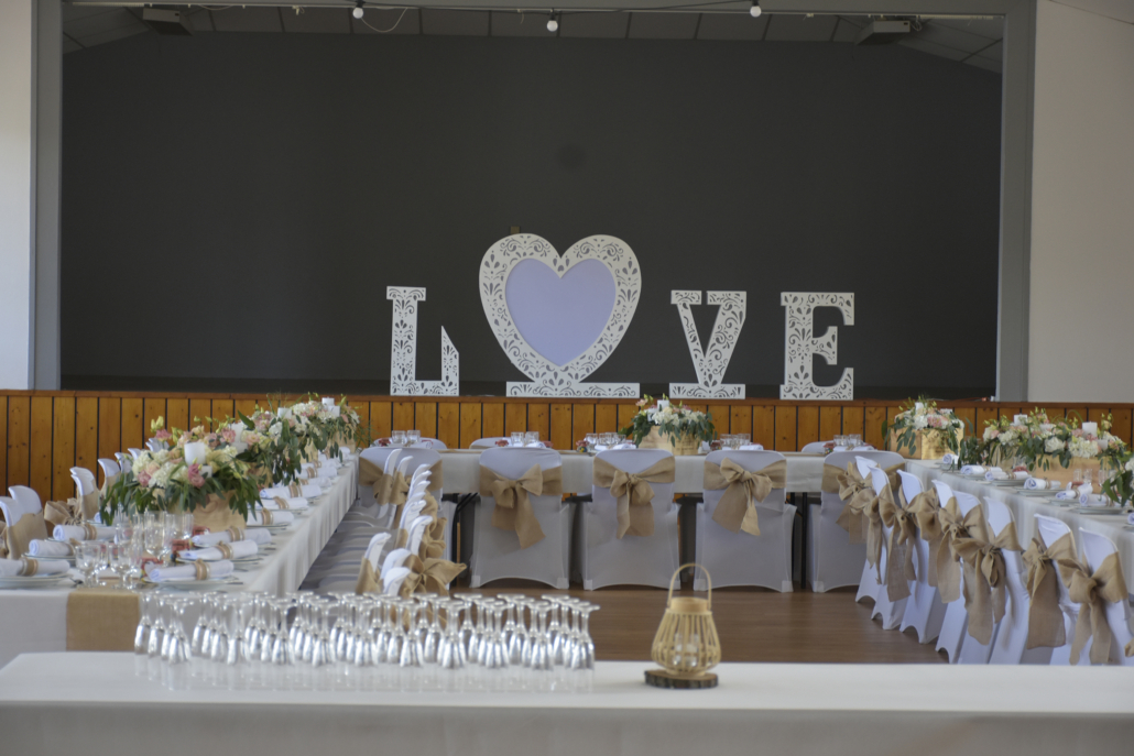table de mariage dressée avec love en lettres géantes au fond