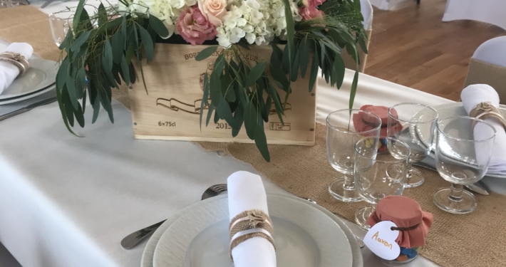 table de mariage dresséee sur le yhème champêtre by Glad events