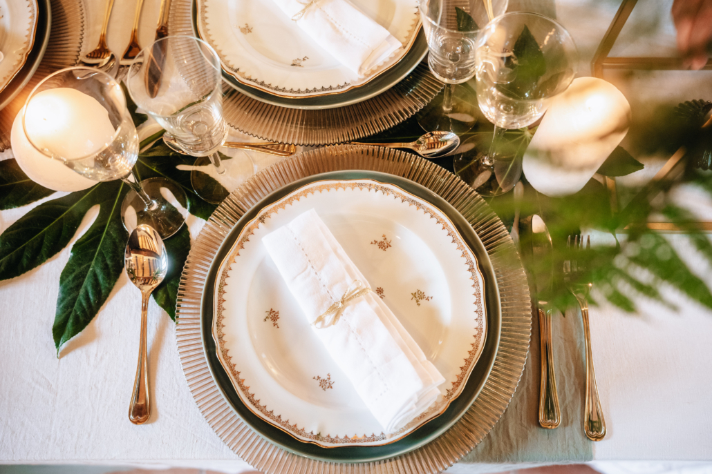 Assiette en porcelaine blanche avec motifs doré sur le thème de mariage Jungle by Glad events