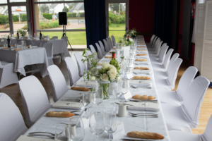 Longue table banquet nappage blanc simple by Glad events