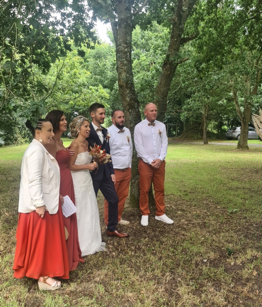 mariés et leurs témoins posent sous un arbre après leur cérémonie laïque by Glad events