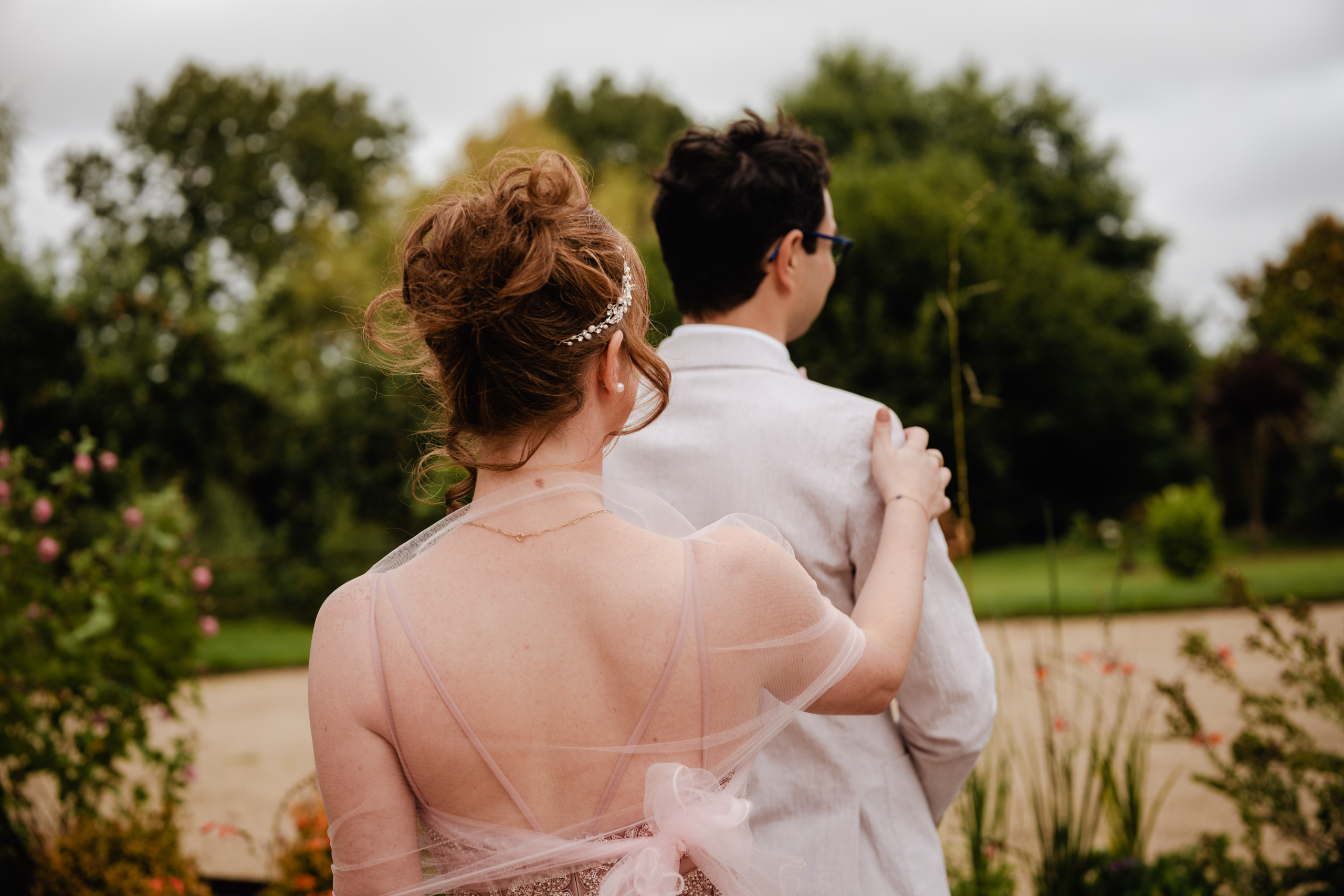 la découverte Mariée une main sur l'épaule de son futur époux et qui lui tourne le dos