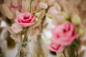 Petits bouquets de chatons et petites fleurs roses en vase pour un mariage by Glad events