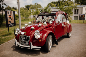 2 cv bordeau, décorée pour un mariage by glad events