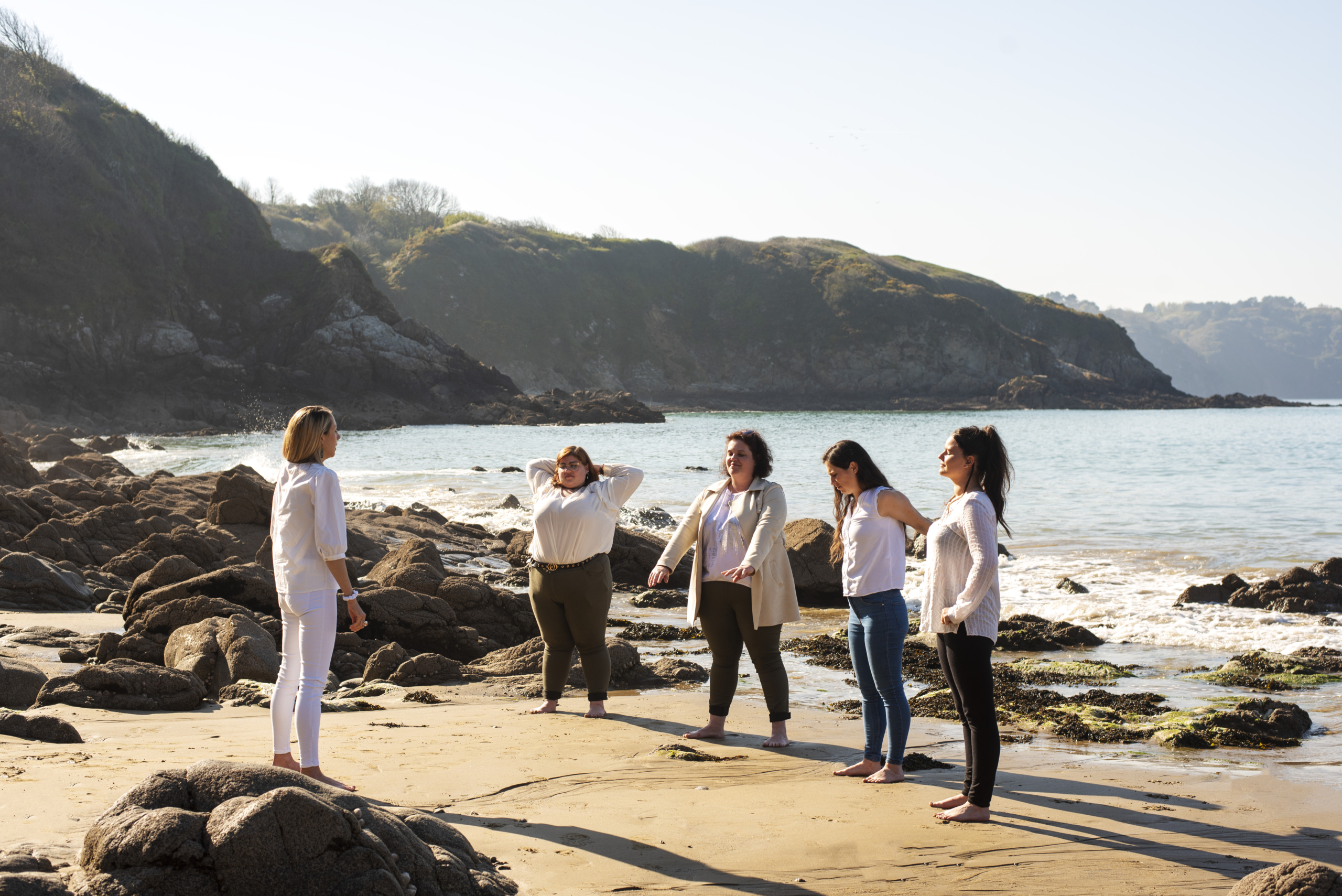 Atelier relaxation et respiration à la plage lors d'un team building par Glad events en Bretagne