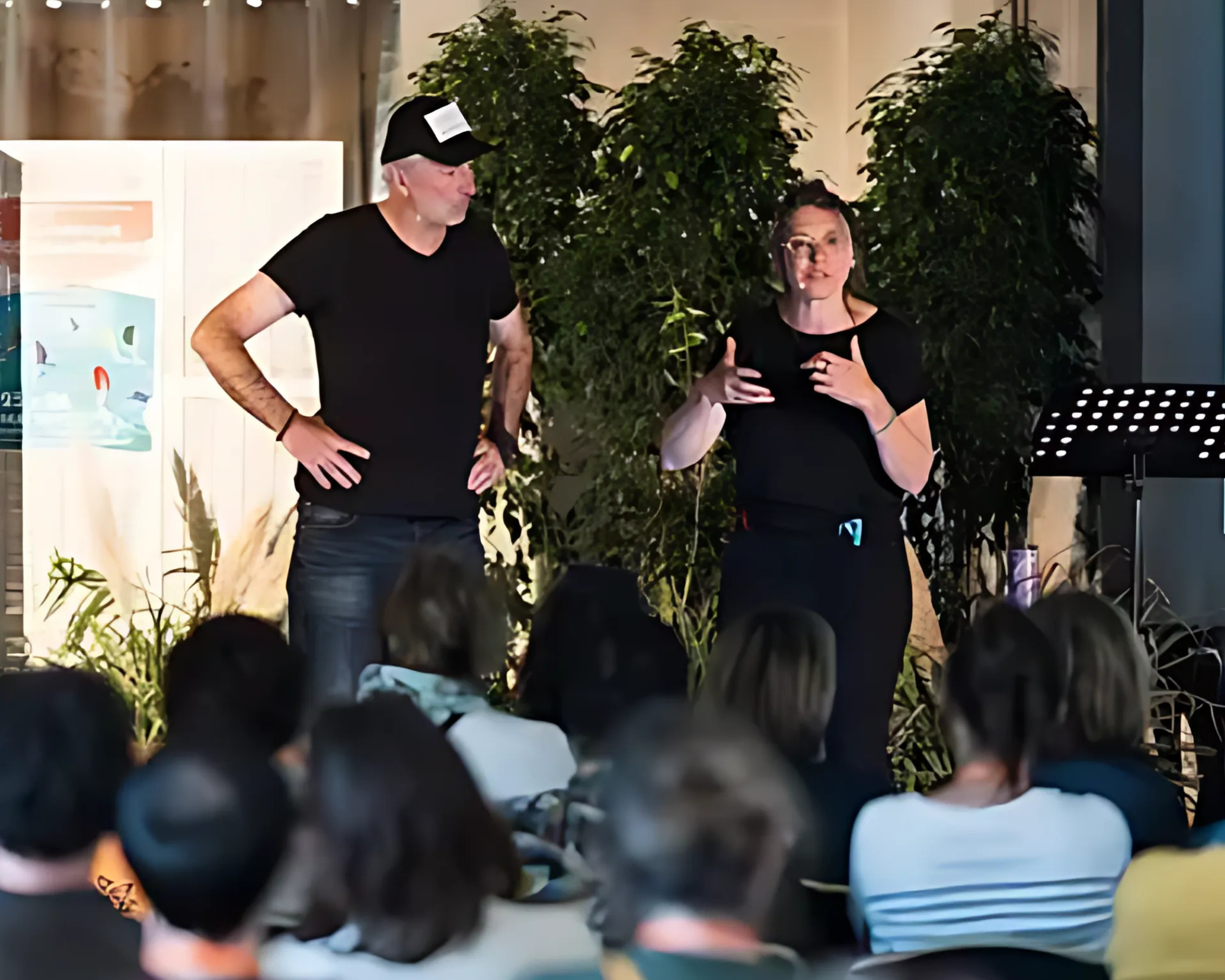 Couple d'acteurs en T-shirt noir interagissant avec le public lors de leur pièce de leur activité de forum théâtre sur la différence grâce à la compréhension de la méthode DISC. Un atelier signé Glad events à St Brieuc