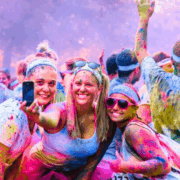 Femmes qui se prennent en photos en souriant après un color fight - les colors fights de Glad events, une activité énergique et pleine de rire pour vos EVG et EVJF