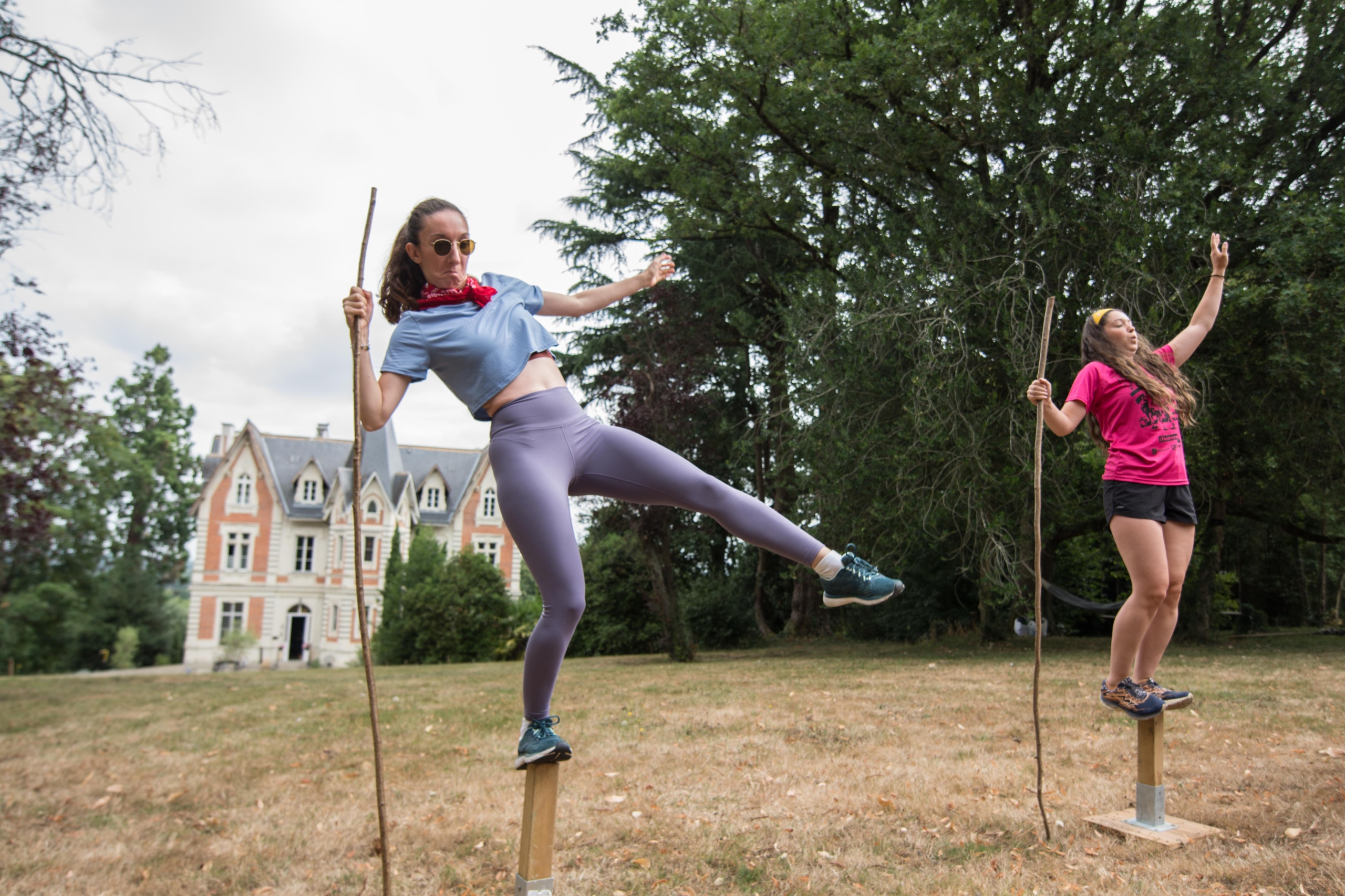 Jeunes femmes sur des échasses lors d'une épreuve des olympiades des défis par Glad events à Lorient