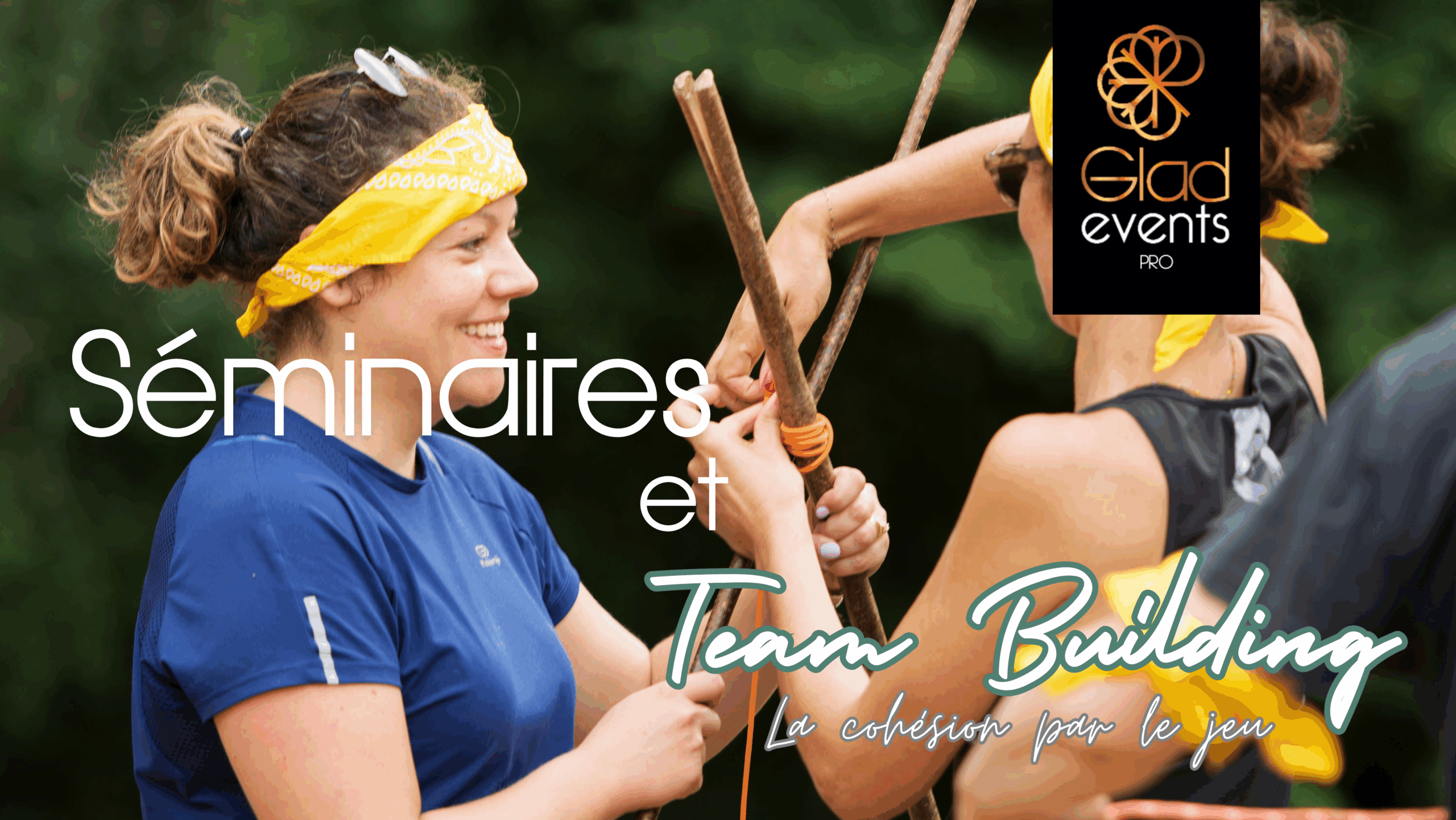 Page d'introduction des team building par Glad events avec deux femmes l'une de dos en train de nouer un lacet autour de batons et l'autre les tient en souriant. Les deux portent un bandeau jaune représentant leur équipe