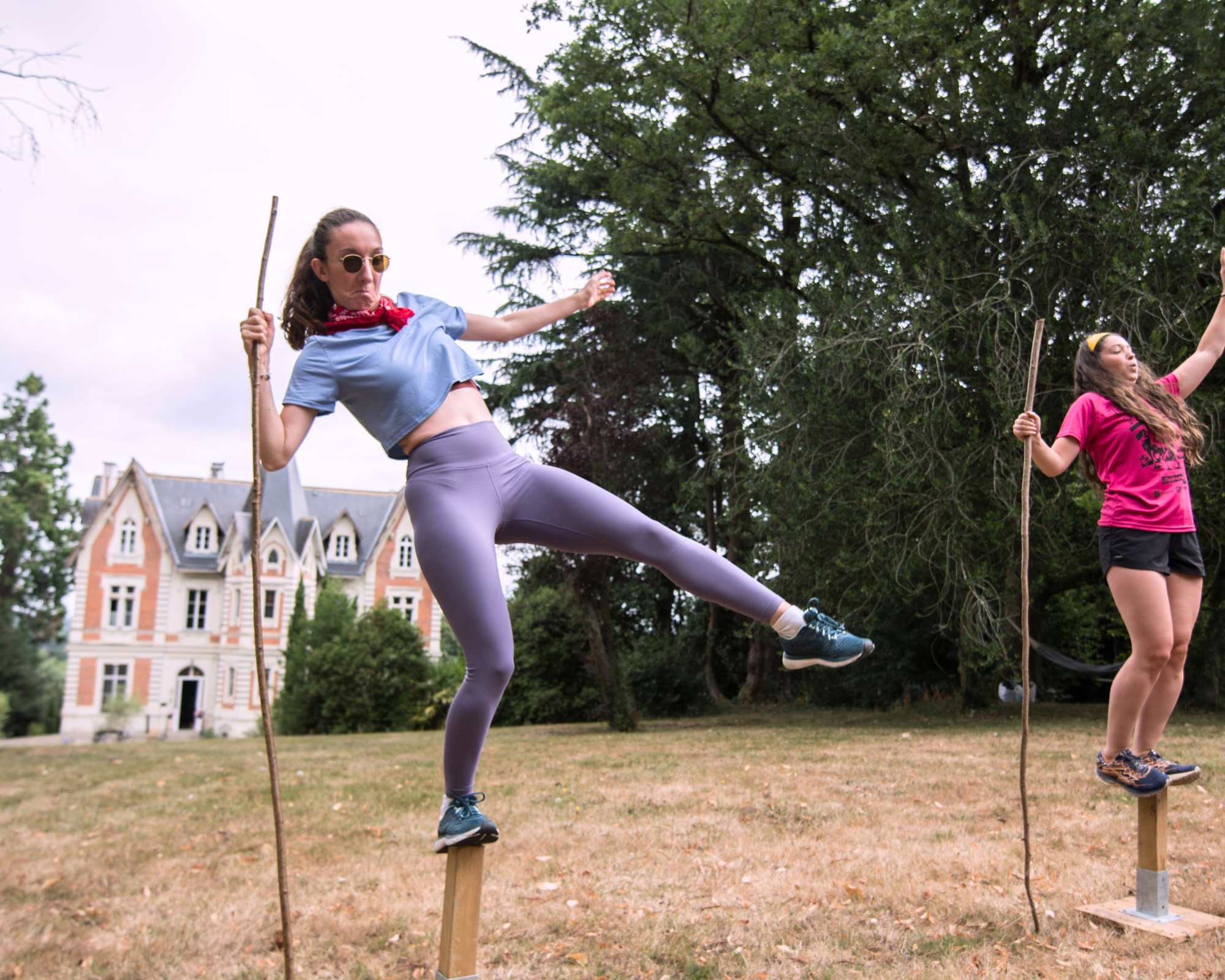 team building olympiades des défis 3 Glad events pro jeune femme sur des échasses lors d'une olympiades des défis par Glad events , agence évènementiel en Bretagne