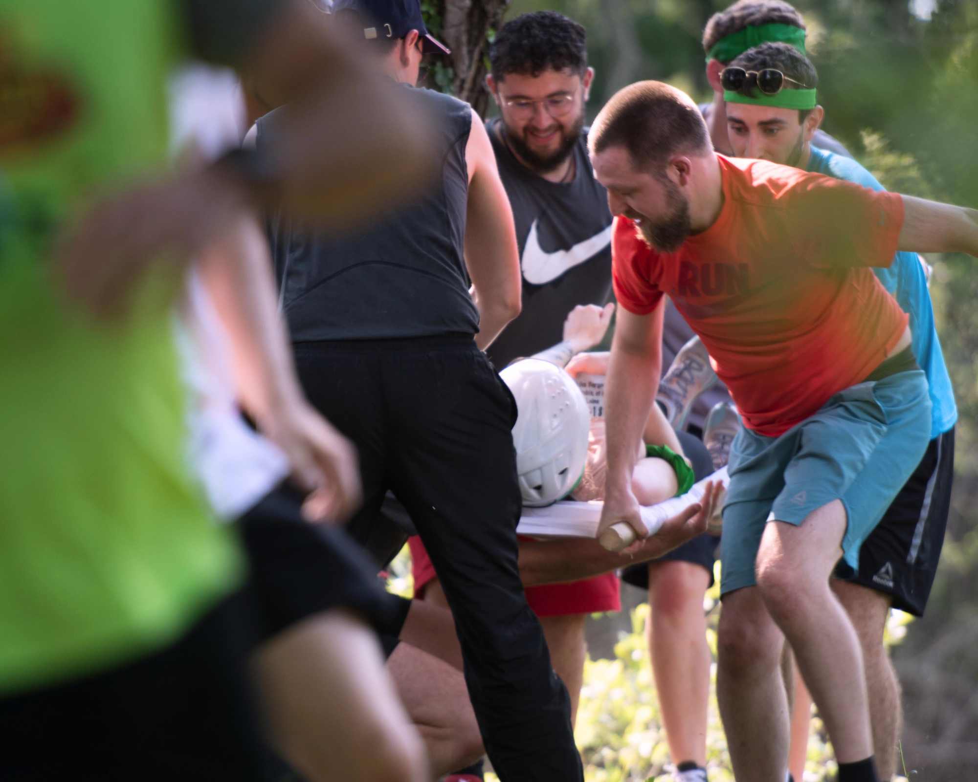 transport d'un blessé fictif lors d'une Olympiades survie en plein nature