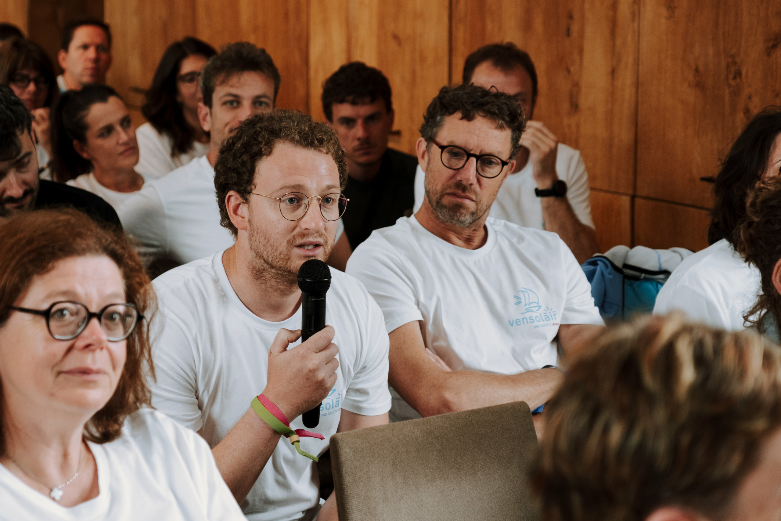Questions réponses lors d'un séminaire organisé par Glad events - un homme assis dans l'assistance parle dans un micro
