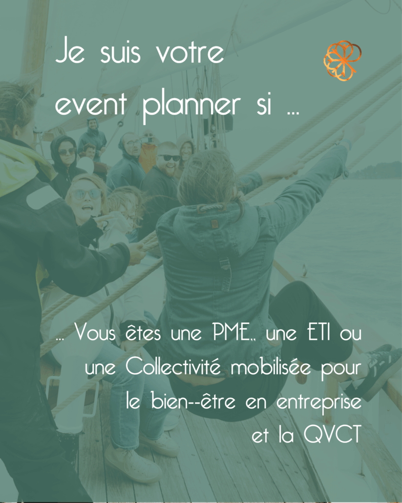 Equipe à bord d'i=un bateau à voile lors d'un team building Glad eventsn=, agence évènementielle en Bretagne - au Premier plan on voit une femme de dos, tirant de toutes ses forces sur une cordes, les pieds en appuis sur la balustrade de protection contre les chutes, sont équipes l'encourageant en arrière plan et le marin accompagnateur à côté d'elle - en surface, Glade event a inscrit, je suis votre event planner sic... vous êtes une PME, une ETI ou une Collectivité mobilisée pour le bien-être en entreprise et la QVCT