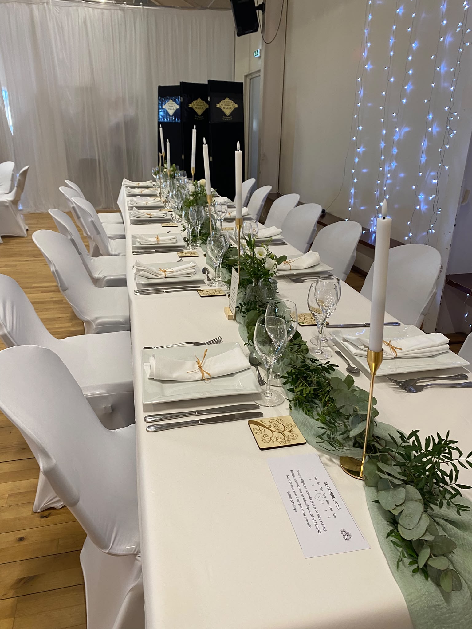 Table longue décor épurée blanc et champêtre à 25 euros par personne par Glad events