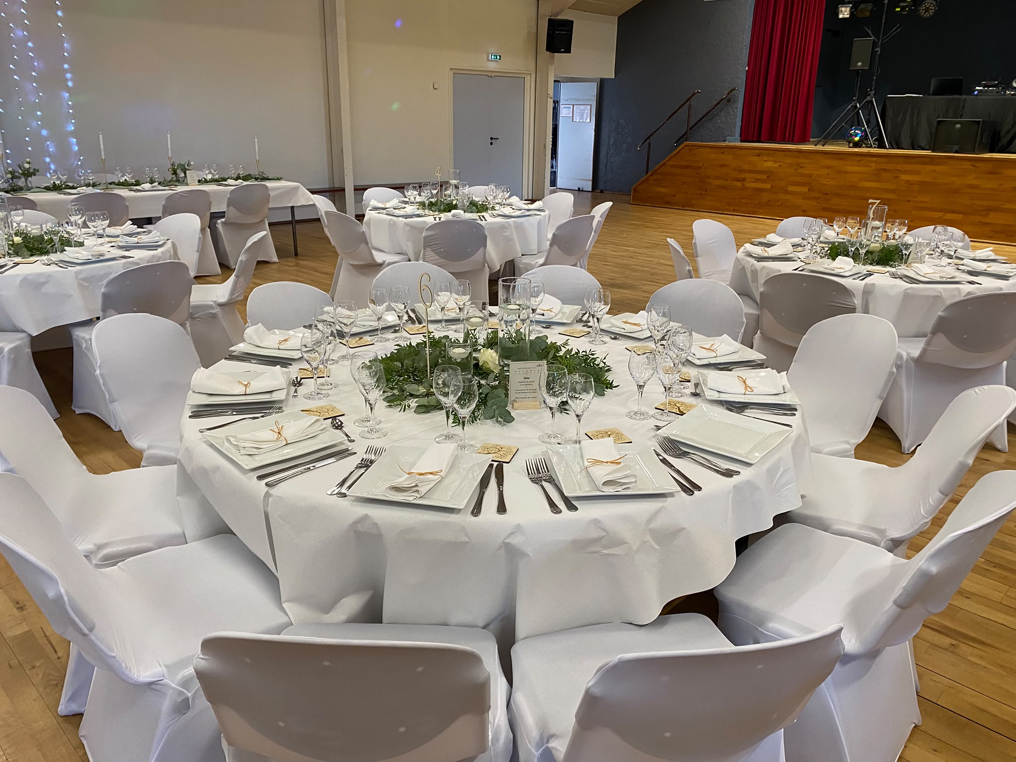 table de mariage blanche dressée et décorée par Glad events thème épuré champêtre et blanc